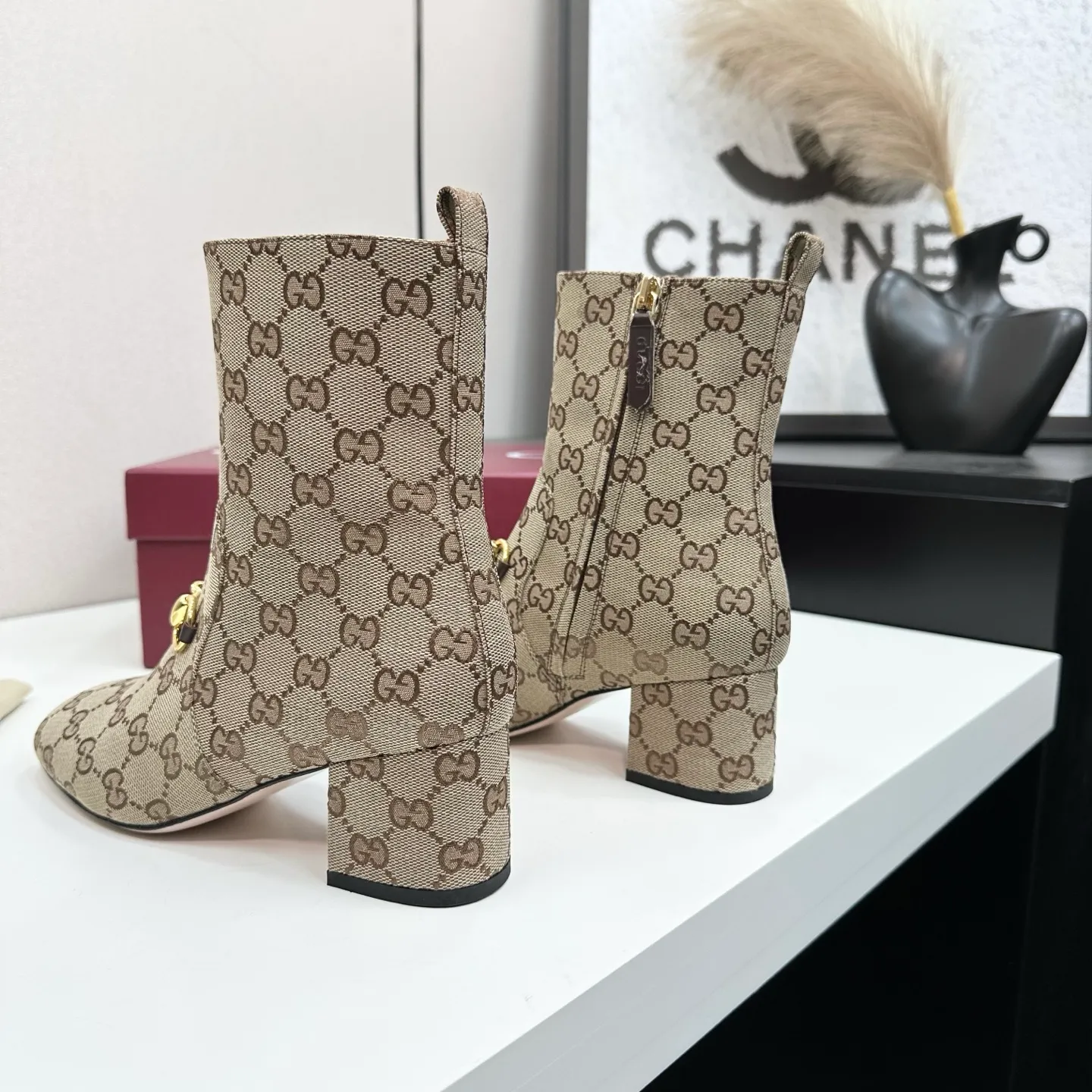 👟👟Ex-factory price 740👟👟 Gucci Gucci 2025G new autumn and winter classic horsebit thick heel short boots. The main series is finally available, and the products are worth looking forward to! Original classics create new designs ✨ Purchasing agent level! Full of high-end feel! A favorite among bloggers at home and abroad, it is retro and fashionable, easy to wear and looks great on your feet! Mainly recommended by the official website, new colors are constantly updated 🆕 ▪️Upper: original calfskin/cloth ▪️Inner lining: imported sheepskin ▪️Outsole: Italian leather outsole ▪️Heel height: 3.5cm ▪️Shoe size: 35-39 (40.41.42 can be customized)